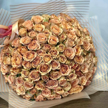 101 кофейная роза в букете