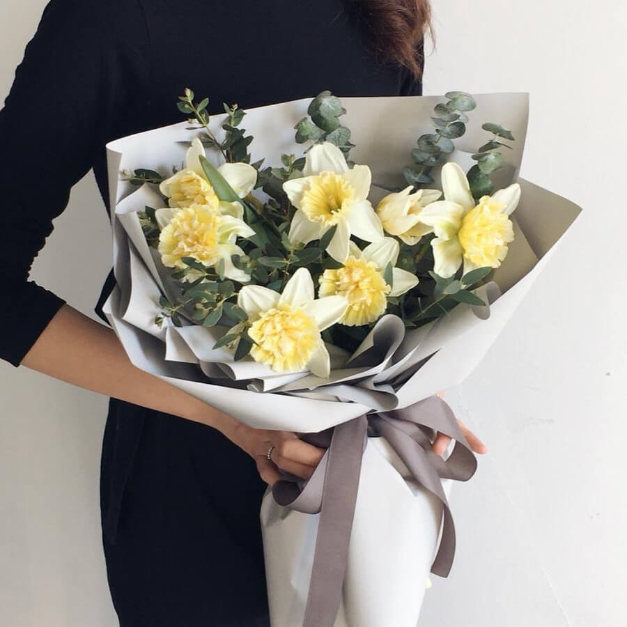 Букет из нарциссов и эвкалипта - 9 шт. Букет из нарциссов и эвкалипта - 9 шт.