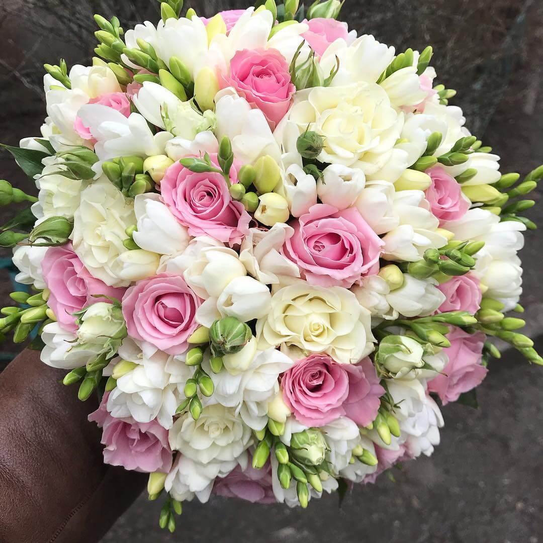 Розы с фрезиями в букете - 71 шт. Розы с фрезиями в букете - 71 шт.