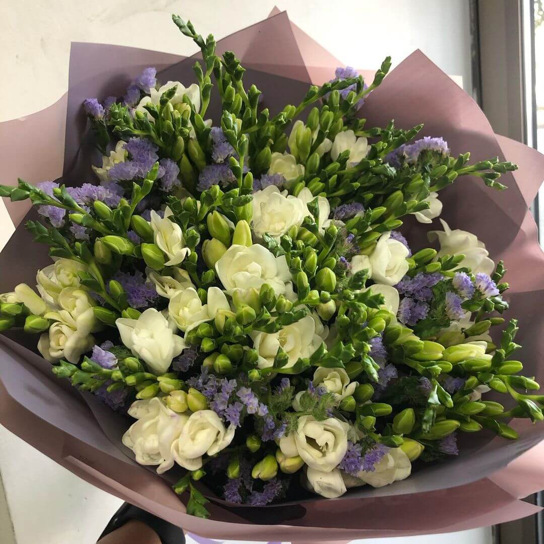 Фрезия со статицей в букете - 61 шт. Фрезия со статицей в букете - 61 шт.