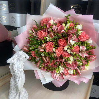 Розовые розы с фрезиями - 75 шт. Розовые розы с фрезиями - 75 шт.