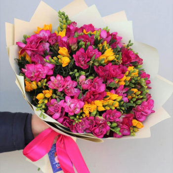 51 розово-желтая фрезия в букете 51 розово-желтая фрезия в букете