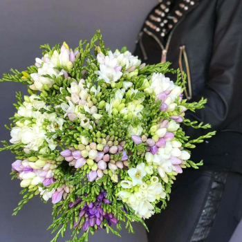 151 фрезия в букете