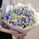 25 ромашек с 50 ирисами в букете 25 ромашек с 50 ирисами в букете