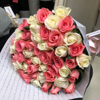 51 бело-розовая роза в букете