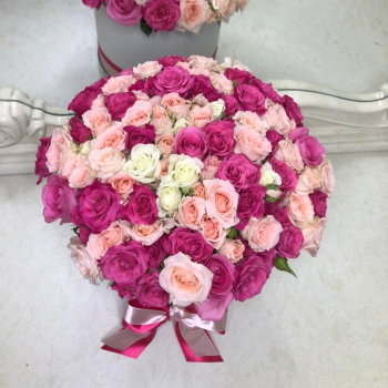 65 нежных кустовых роз в коробке 65 нежных кустовых роз в коробке