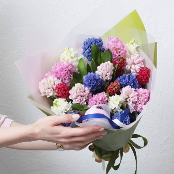 19 разноцветных гиацинт в букете