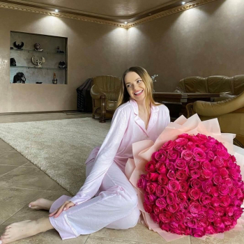 201 малиновая роза в букете