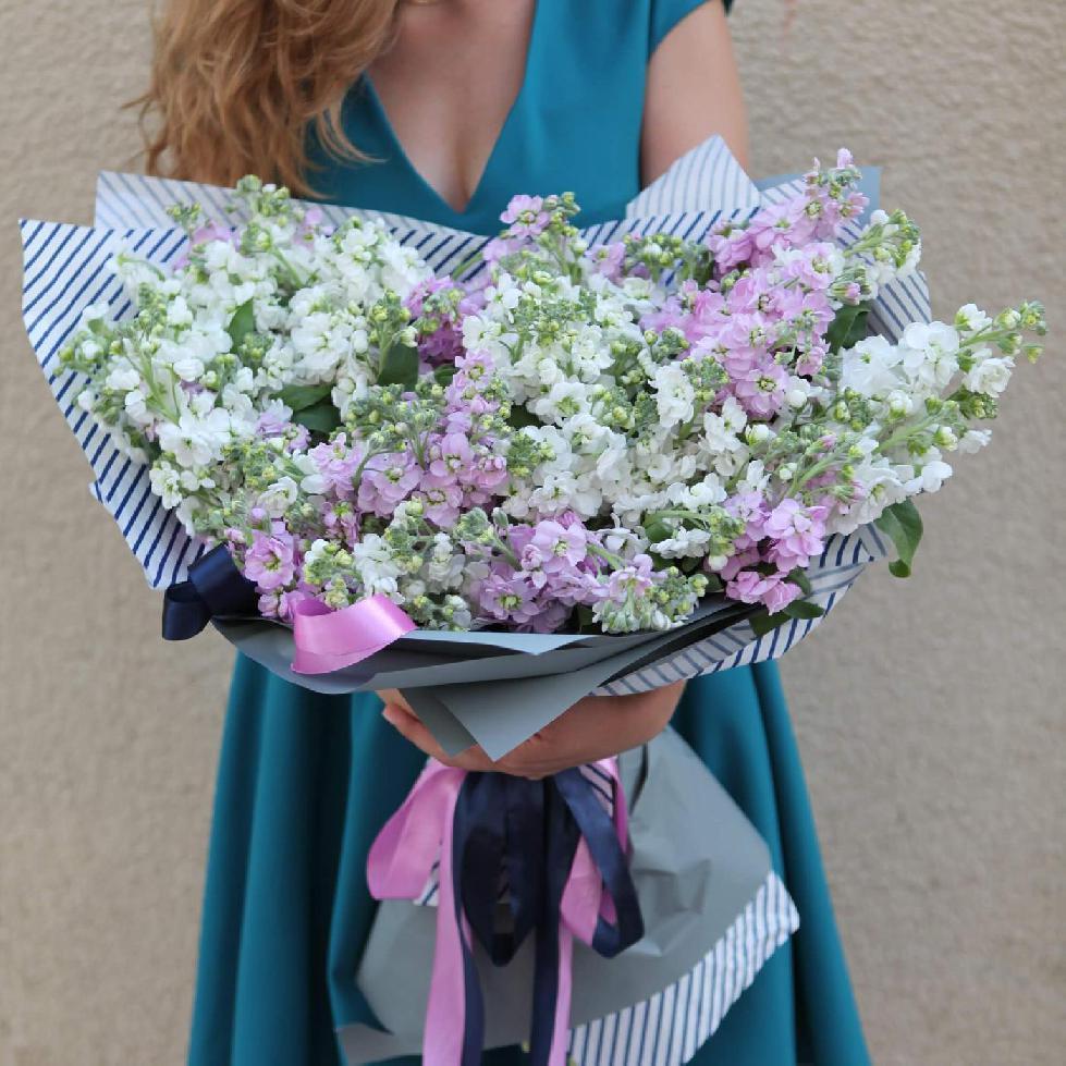 51 бело-розовая маттиола в букете 51 бело-розовая маттиола в букете