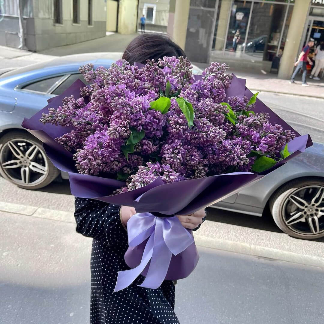 Букет из 29 веток фиолетовой сирени Букет из 29 веток фиолетовой сирени