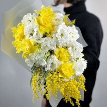 Нарциссы с мимозой в букете - 25 шт.