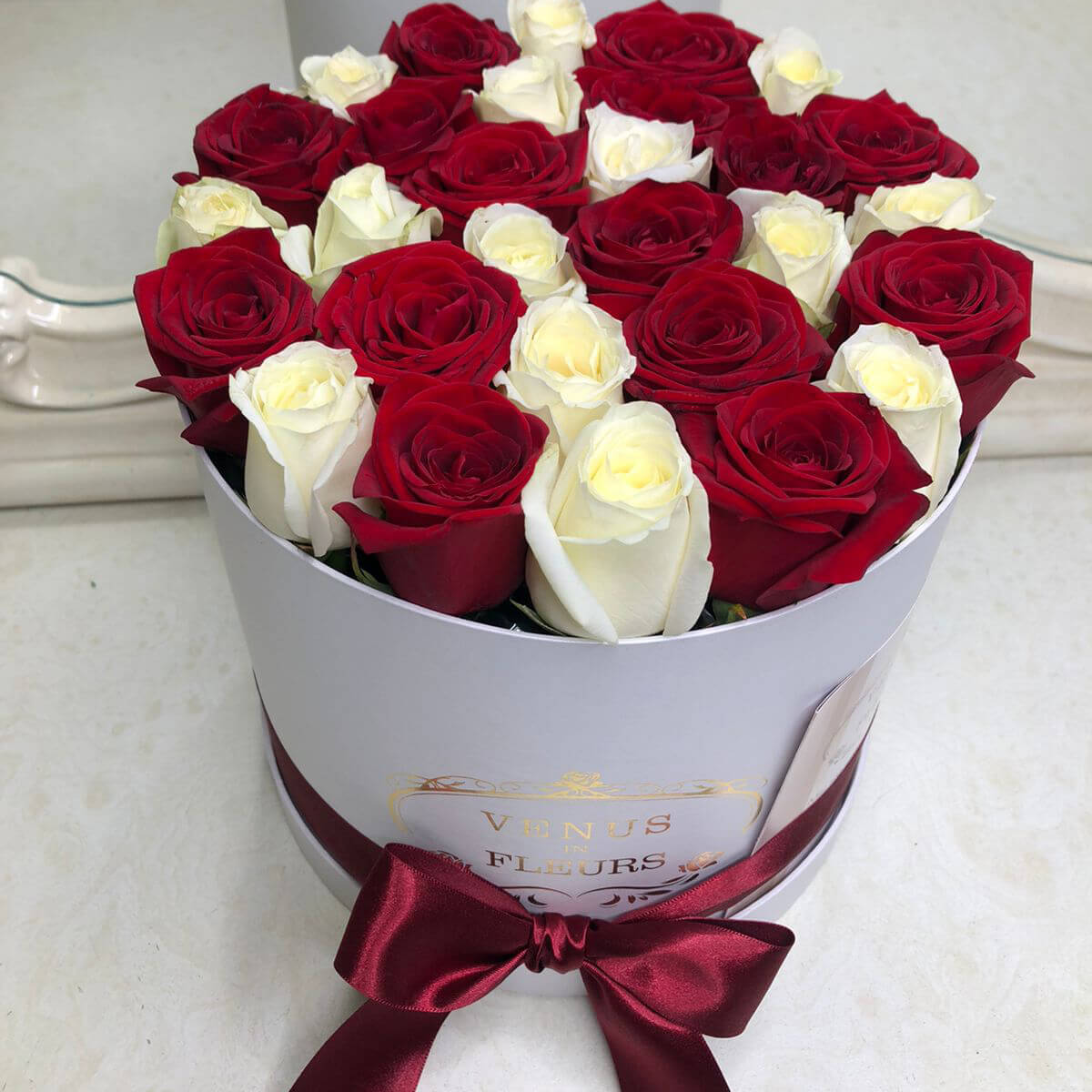 19 красно-белых  роз в коробке 19 красно-белых  роз в коробке