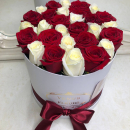 19 красно-белых  роз в коробке 19 красно-белых  роз в коробке