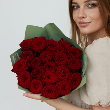 19 красных роз в букете 