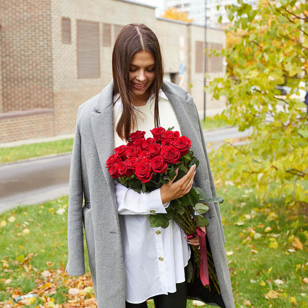 19 красных роз в букете - 80 см. 19 красных роз в букете - 80 см.