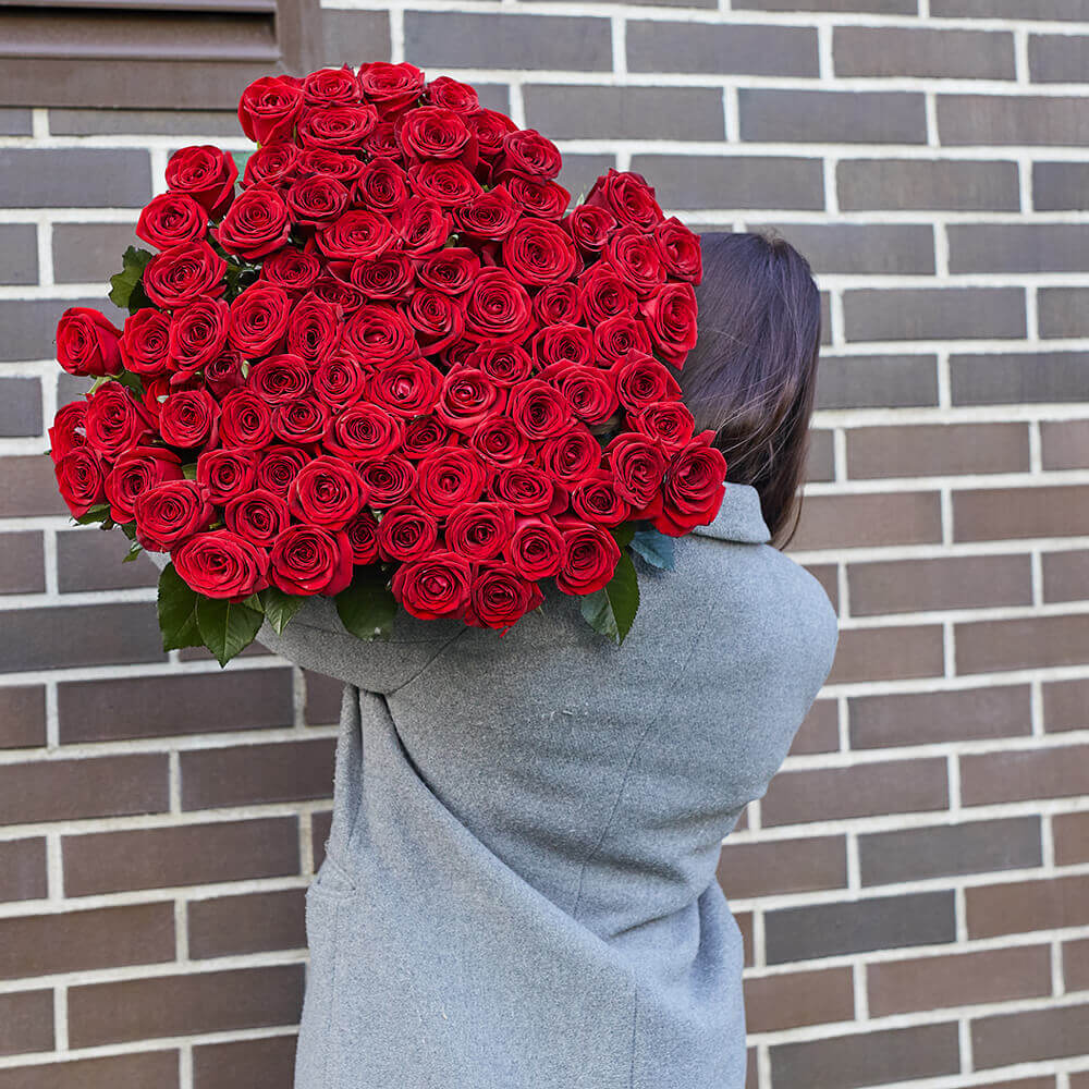 81 красная роза в букете - 80 см. 81 красная роза в букете - 80 см.