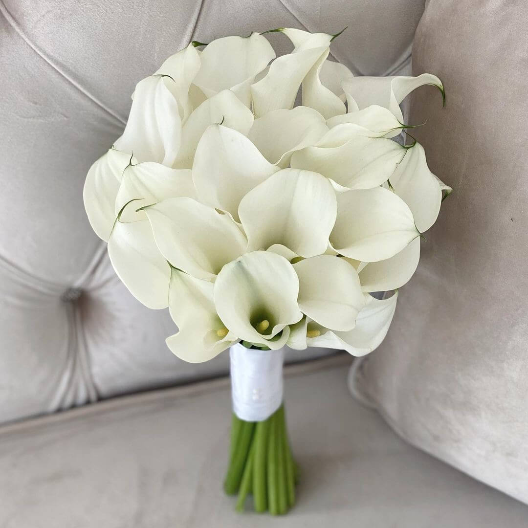 Букет невесты из 19 белых калл Букет невесты из 19 белых калл