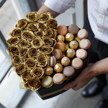 Золотые розы с макаронсами - 41 шт.