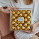 Набор конфет в прозрачной упаковке - Ferrero Rocher Набор конфет в прозрачной упаковке - Ferrero Rocher