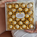 Набор конфет в прозрачной упаковке - Ferrero Rocher Набор конфет в прозрачной упаковке - Ferrero Rocher