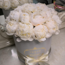 Белые пионы в коробке от 9 шт. Белые пионы в коробке от 9 шт.