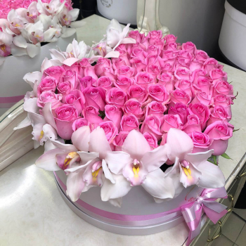 Розовые розы с орхидеями от 41 шт.