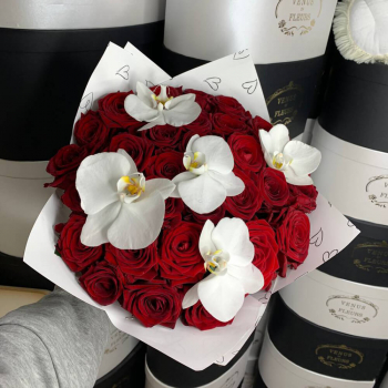 Красные розы с орхидеей - 25 шт.
