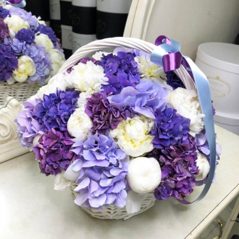Корзина пионов с гортензиями - 15 шт.
