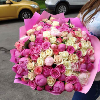 Розы с пионами в букете - 101 шт.