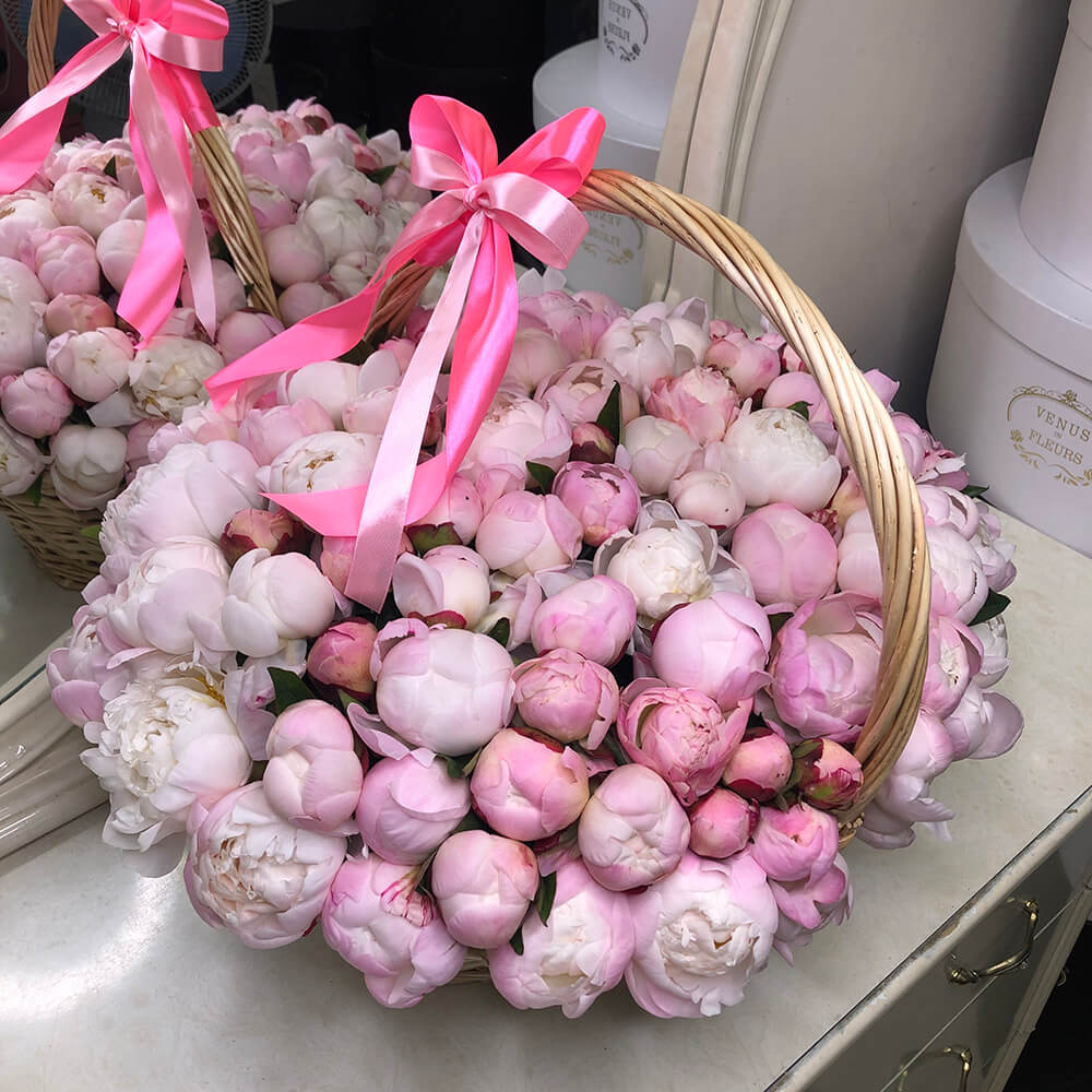 Розовые пионы в корзине Розовые пионы в корзине