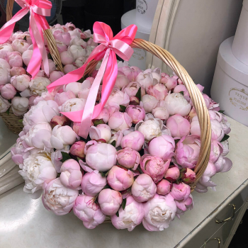 Розовые пионы в корзине Розовые пионы в корзине