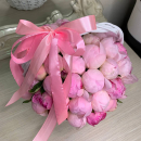 Розовые пионы в корзине Розовые пионы в корзине