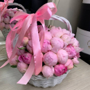 Розовые пионы в корзине Розовые пионы в корзине