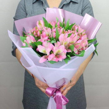 9 розовых альстромерий