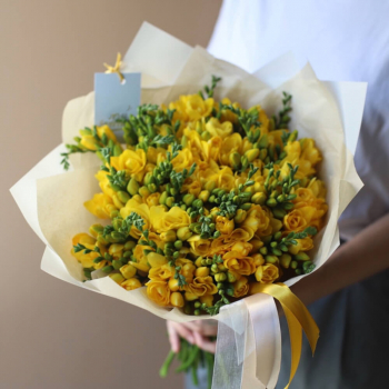 51 желтая фрезия в букете 51 желтая фрезия в букете