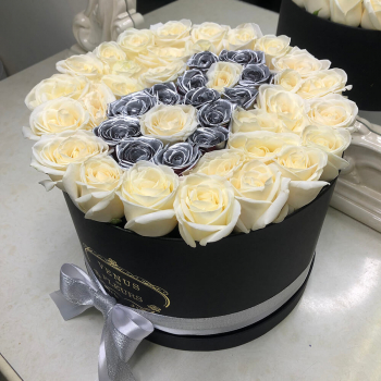 Белые розы с датой - 51 шт.