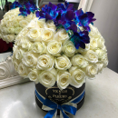 Белые розы с синими орхидеями - 101 шт. Белые розы с синими орхидеями - 101 шт.