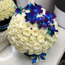 Белые розы с синими орхидеями - 101 шт. Белые розы с синими орхидеями - 101 шт.