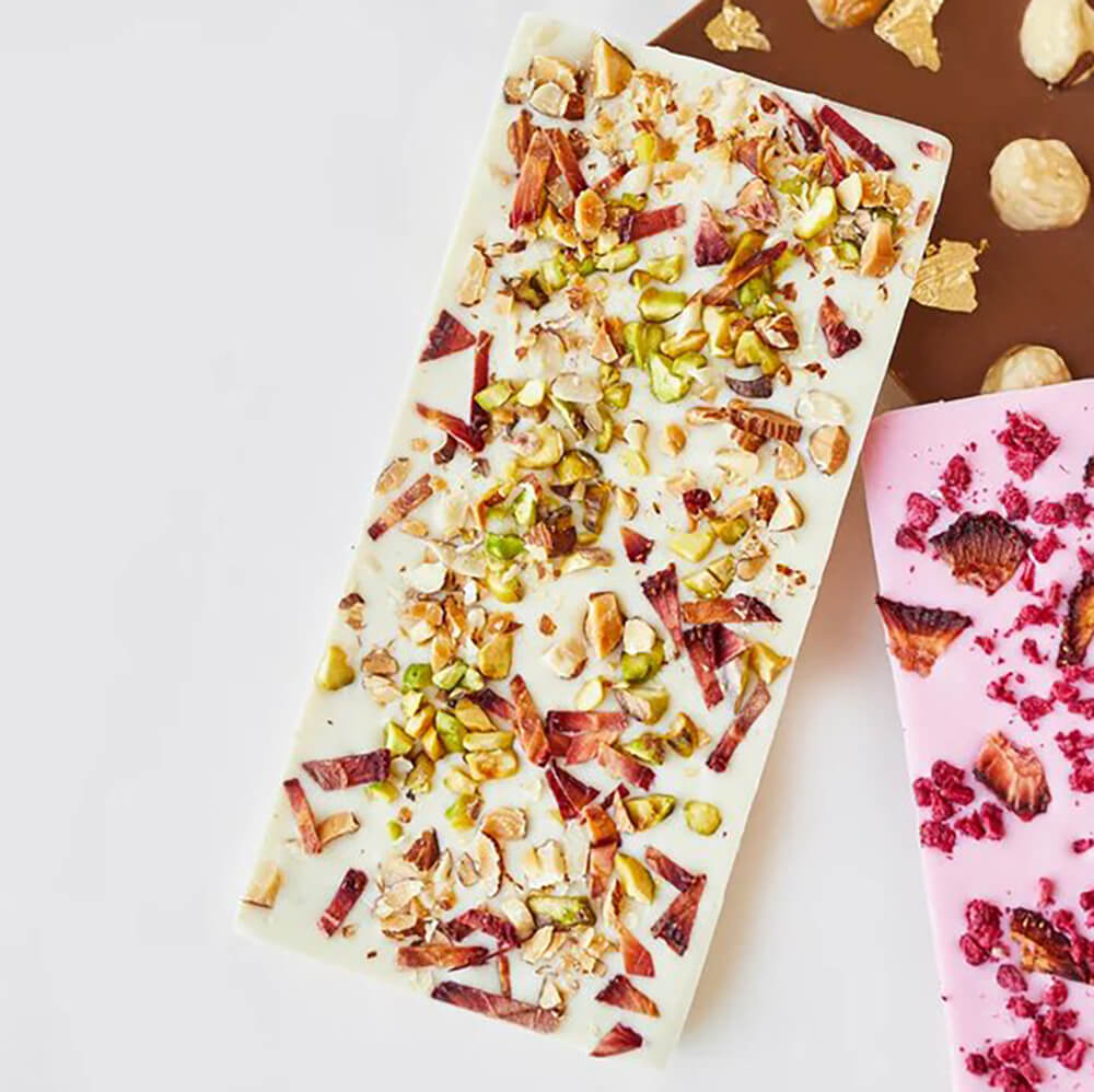 Белый шоколад с фисташкой, миндалем и клубникой Белый шоколад с фисташкой, миндалем и клубникой