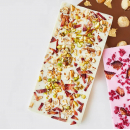 Белый шоколад с фисташкой, миндалем и клубникой Белый шоколад с фисташкой, миндалем и клубникой