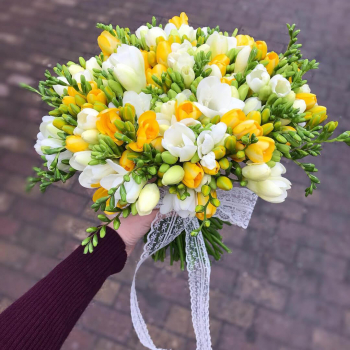 Букет невесты из фрезий - 51 шт.
