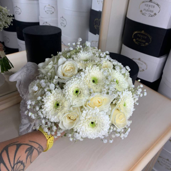 Букет невесты из роз и гербер - 25 шт.