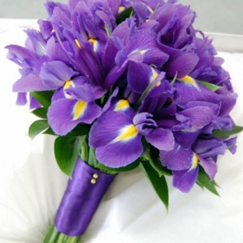 Свадебный букет из ирисов - 45 шт. Свадебный букет из ирисов - 45 шт.