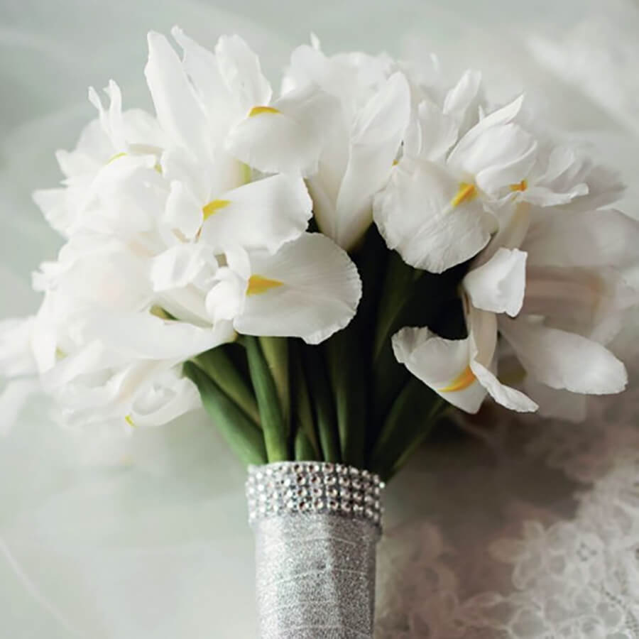 Свадебный букет из ирисов - 45 шт. Свадебный букет из ирисов - 45 шт.