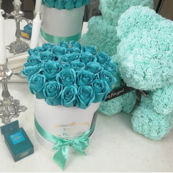 Бирюзовые розы в коробке - 29 шт.