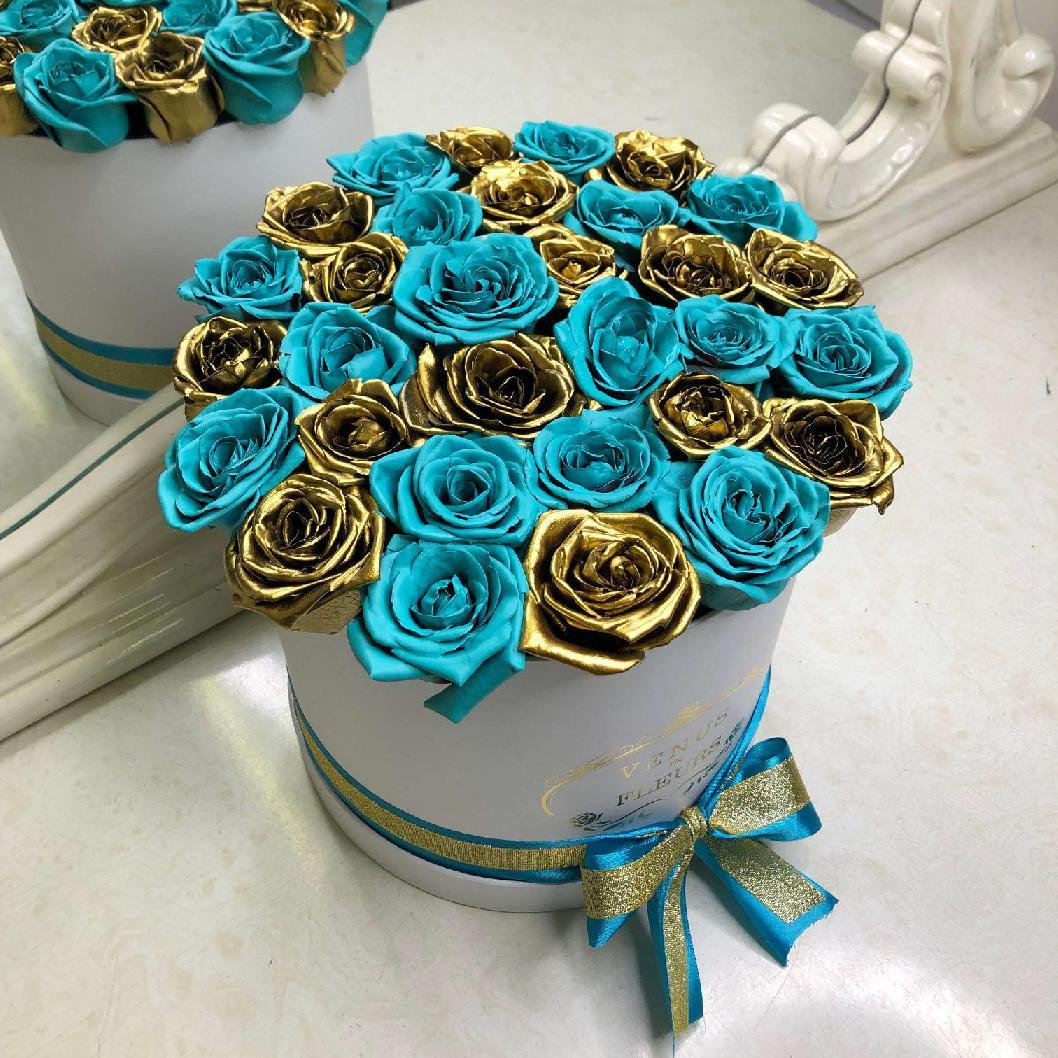 Бирюзово-золотые розы в коробке - 29 шт. Бирюзово-золотые розы в коробке - 29 шт.