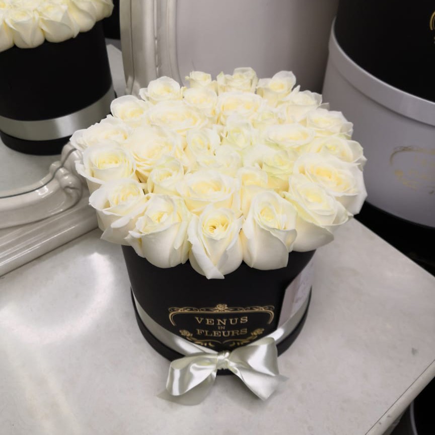 Белые розы в коробке - 29 шт Белые розы в коробке - 29 шт