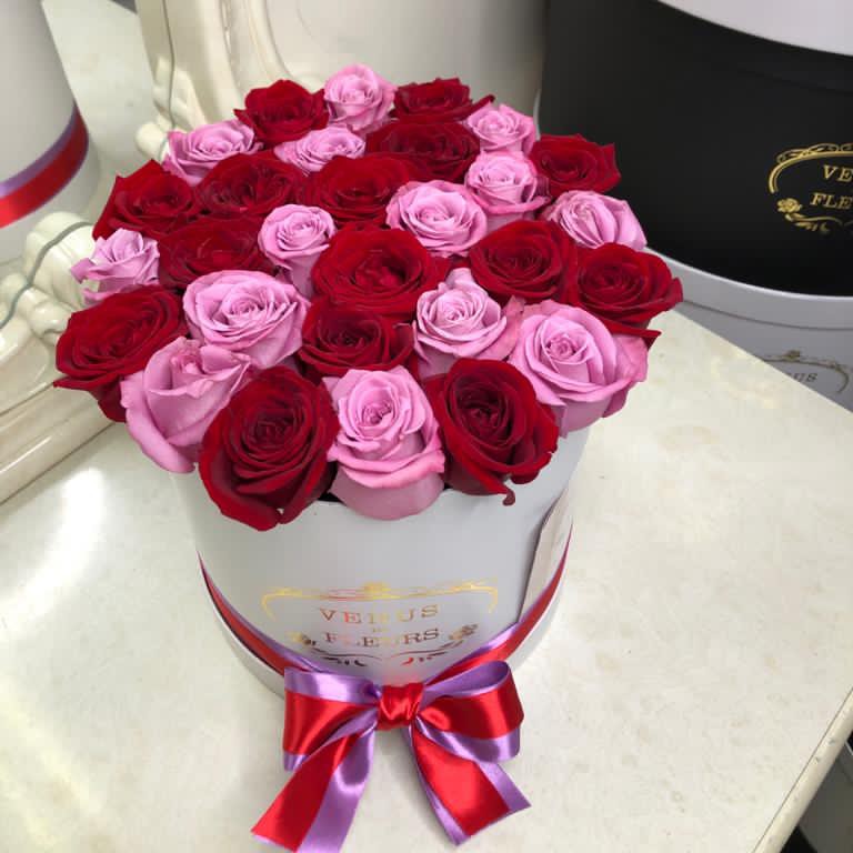 Красно-фиолетовые розы в коробке - 29 шт. Красно-фиолетовые розы в коробке - 29 шт.