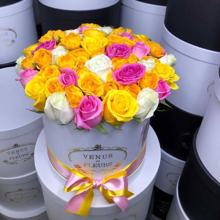 Разноцветные розы в коробке - 29 шт. Разноцветные розы в коробке - 29 шт.