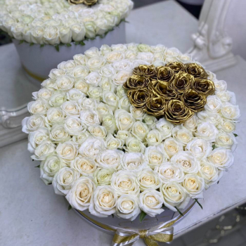 81 белая роза с золотым сердцем